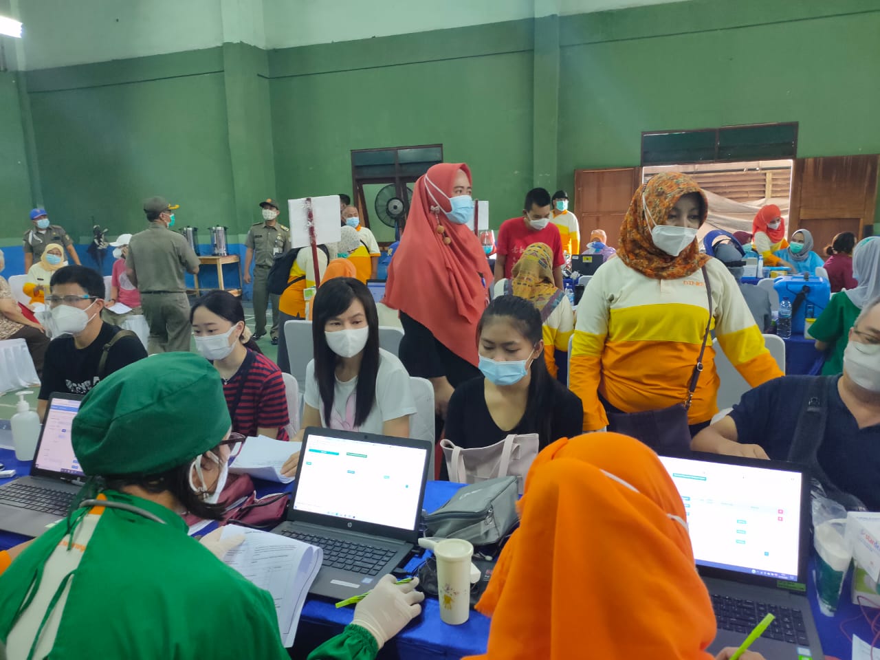 	Sejumlah para pedagang pasar vaksinasi massal COVID-19 tahap dua, Kota Tangerang, Senin (1/3/2021).