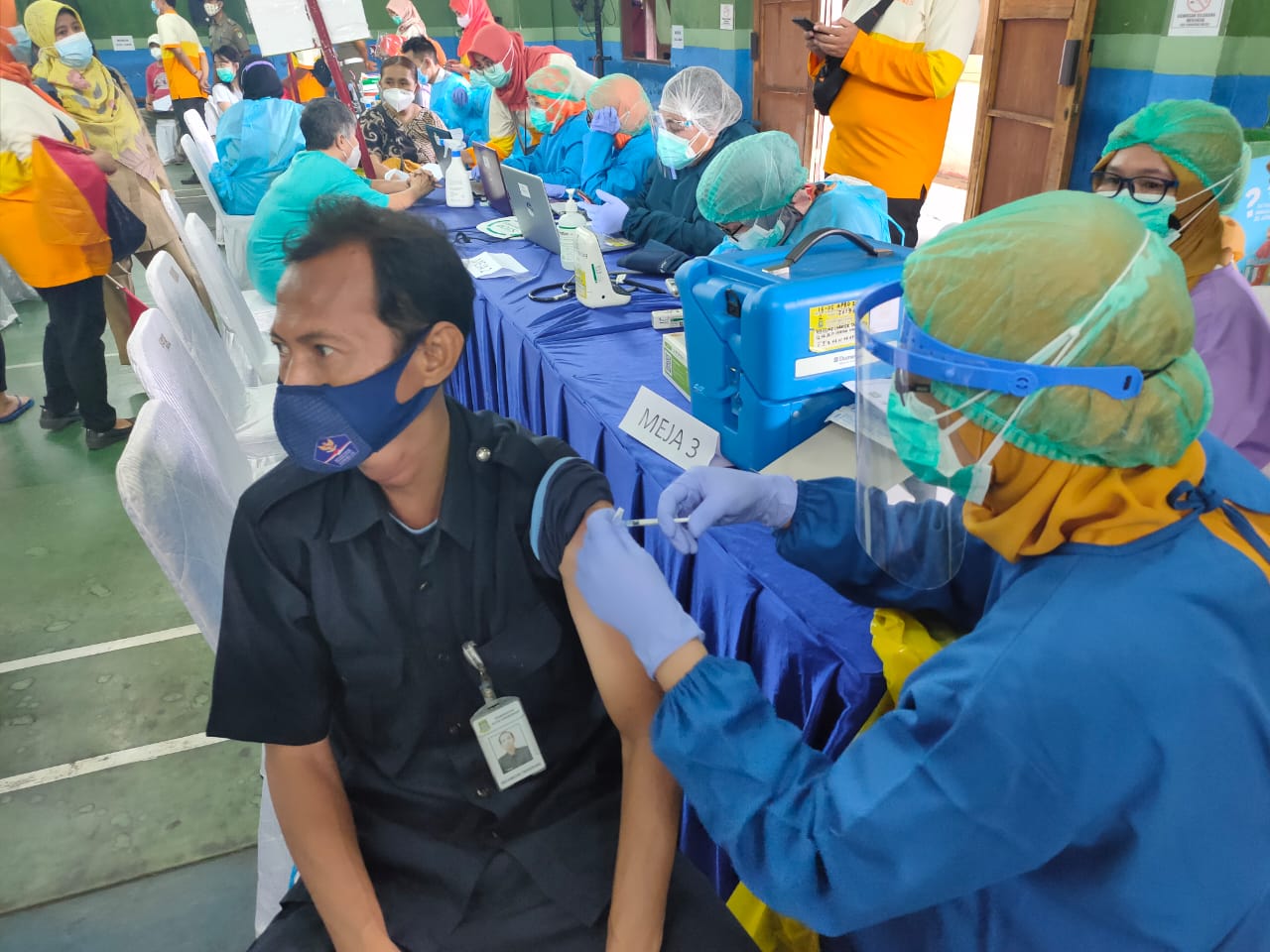 Sejumlah para pedagang pasar vaksinasi massal COVID-19 tahap dua, Kota Tangerang, Senin (1/3/2021).