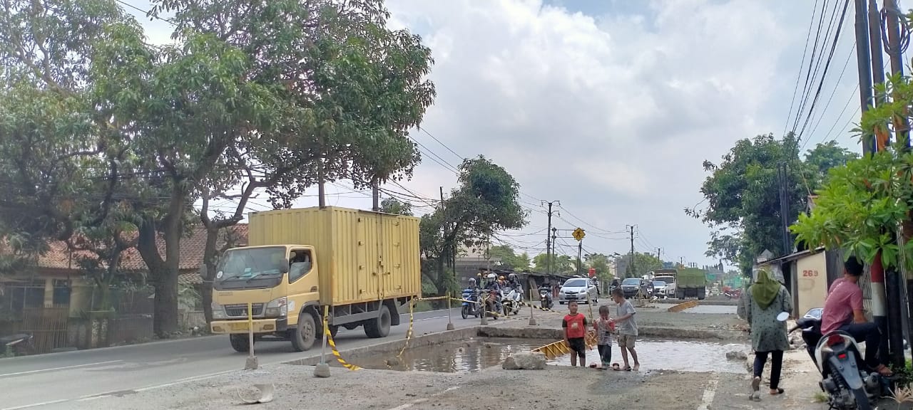 Jalan Raya Serang, Balaraja Barat dalam proses perbaikan, Kabupaten Tangerang, Selasa (2/3/2021).