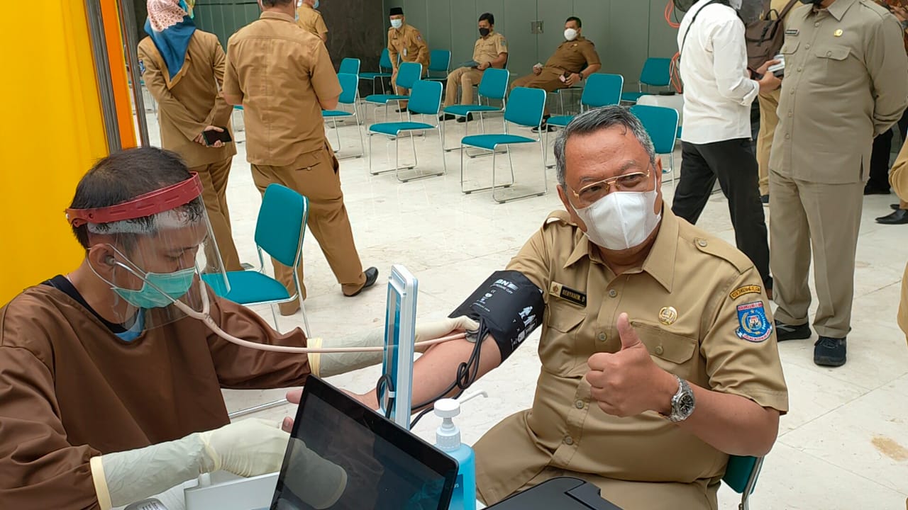 Wakil Wali Kota Tangsel Benyamin Davnie melaksanakan proses vaksinasi tahap kedua di Puspemkot Tangsel, Selasa (2/3/2021).