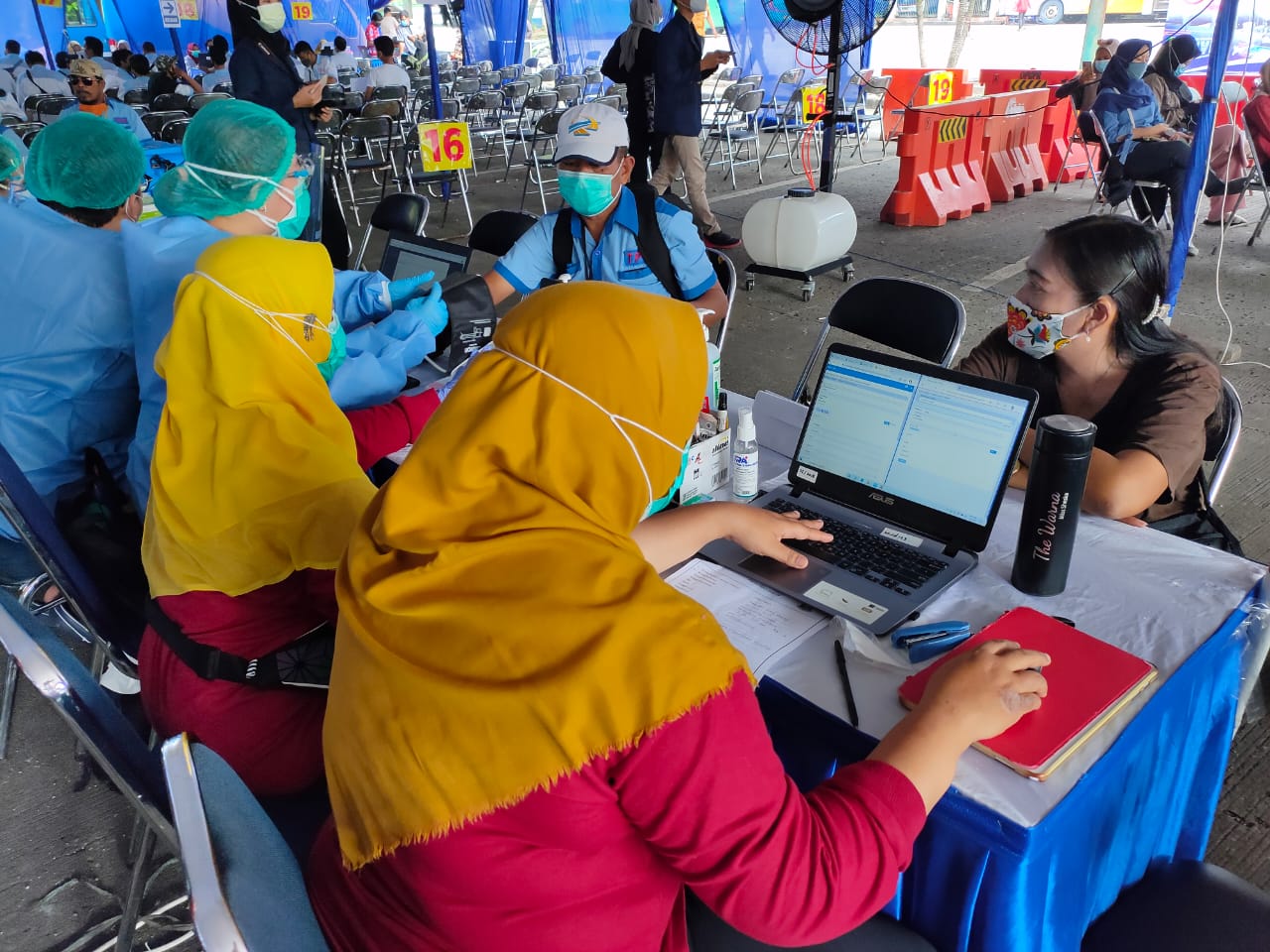 Kegiatan vaksinasi tahap dua kepada sopir angkutan kota (angkot) di Terminal Poris Plawad, Cipondoh, Kota Tangerang, Kamis (04/03/2021).