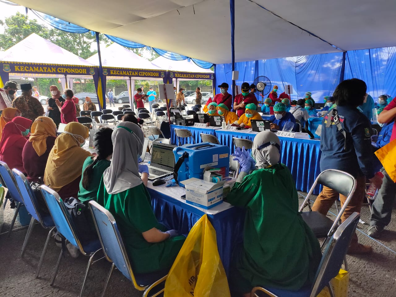 Kegiatan vaksinasi tahap dua kepada sopir angkutan kota (angkot) di Terminal Poris Plawad, Cipondoh, Kota Tangerang, Kamis (04/03/2021).