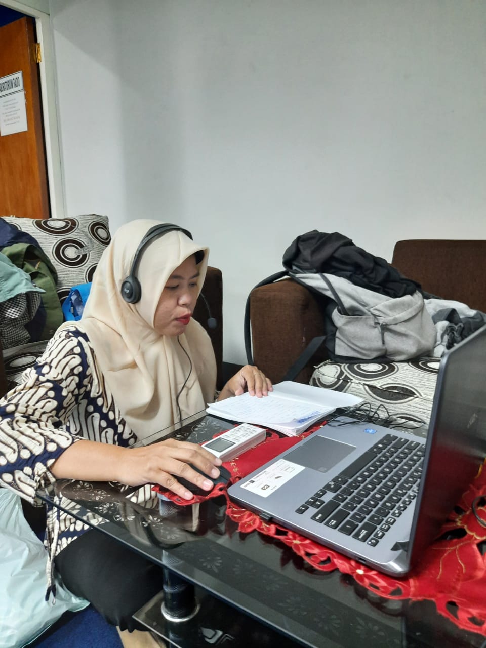 Sejumlah mahasiwa Prodi Ilmu Komunikasi UNIS Tangerang saat mengikuti webinar evolusi keuangan digital di kelasnya, Kampus UNIS Tangerang.