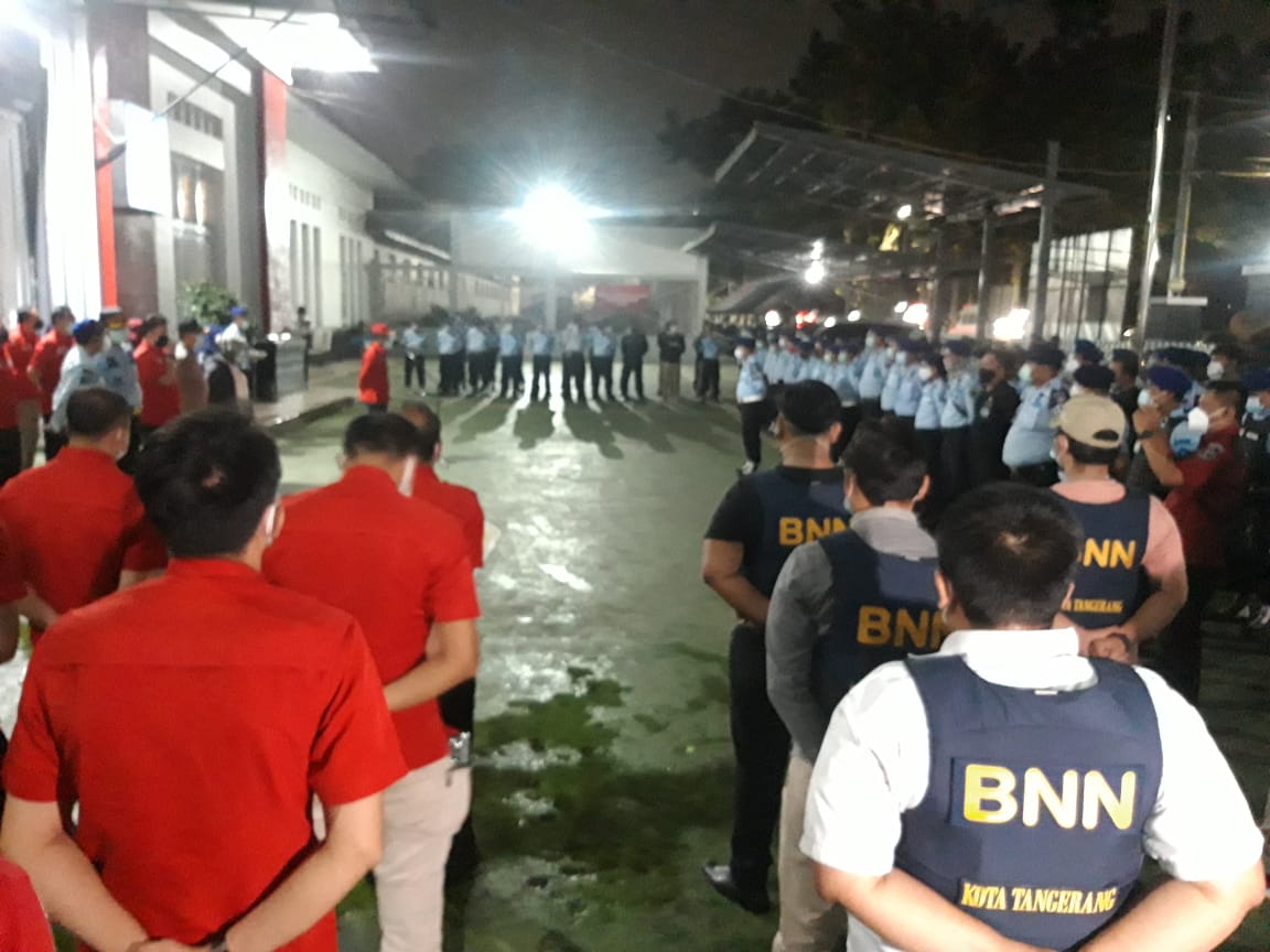 Para petugas saat menunjukkan barang-barang sitaan hasil inspeksi mendadak dari sel tahanan Lapas Pemuda Kelas IIA Tangerang, Kamis (4/3/2021) malam.