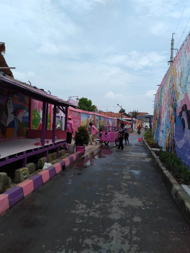 Kampung Pink salah satu destinasi wisata baru di Kota Tangerang, Minggu (7/3/2021).