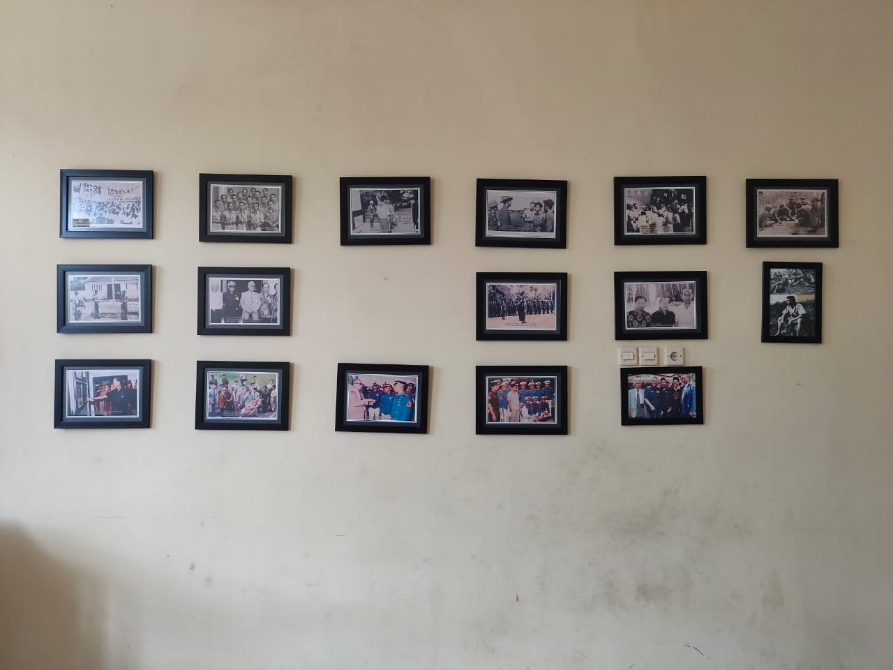 	Sejumlah bingkai yang berisi foto tokoh-tokoh pahlawan.