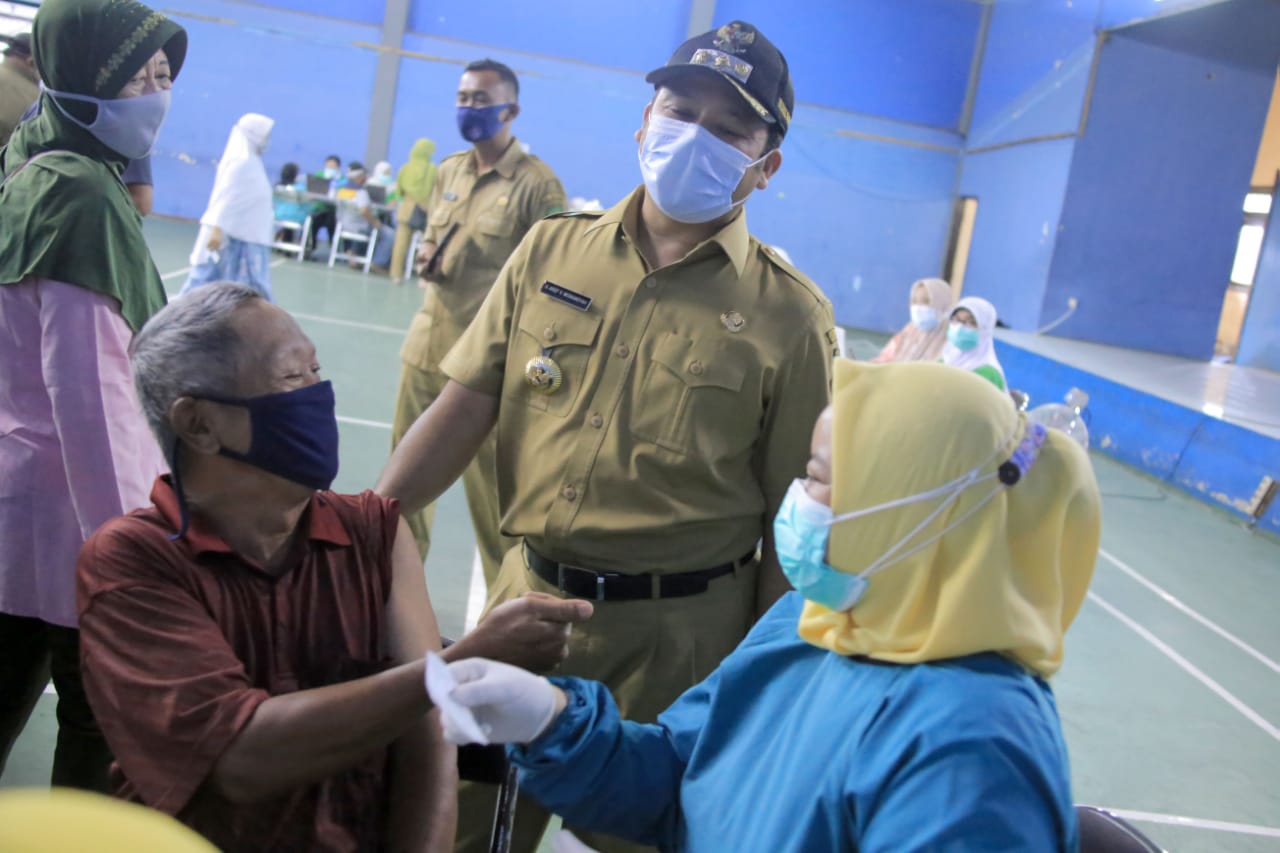 Kegiatan vaksinasi bagi Lansia yang di pantau langsung oleh Wali Kota Tangerang Arief R Wismansyah yang berlokasi di GOR Karawaci Baru, Kecamatan Karawaci, Selasa (9/3/2021).
