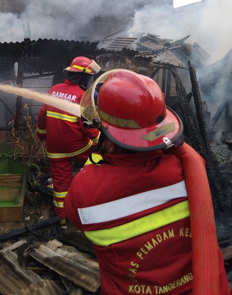 Petugas Pemadam Kebakaran Kota Tangerang Selatan saat berusaha memadamkan kobaran api pemukiman warga yang terletak di Jalan Betong, Kedaung, Pamulang, Tangerang Selatan, Selasa (9/3/2021).