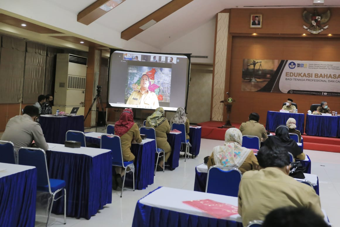 Wali Kota Tangerang Arief R Wismansyah hadir secara virtual dalam acara Sosialisasi Pelayanan Profesional Bahasa di Bidang Hukum yang dilaksanakan di Aula Al-amanah Gedung Pusat Pemerintahan Kota Tangerang, Selasa (9/3/2021).