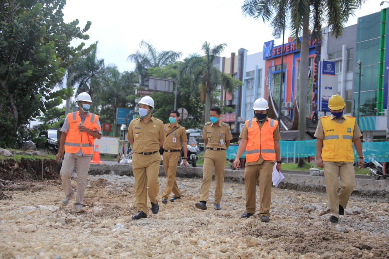 Proses perbaikan jalan rusak dipantau langung oleh Wali Kota Tangerang Arief R Wismansyah yang berlokasi di Jalan Palem Raja Raya - Imam Bonjol (Lingkar Palem Semi), Kecamatan Cibodas, Kota Tangerang, Selasa (9/3/2021).