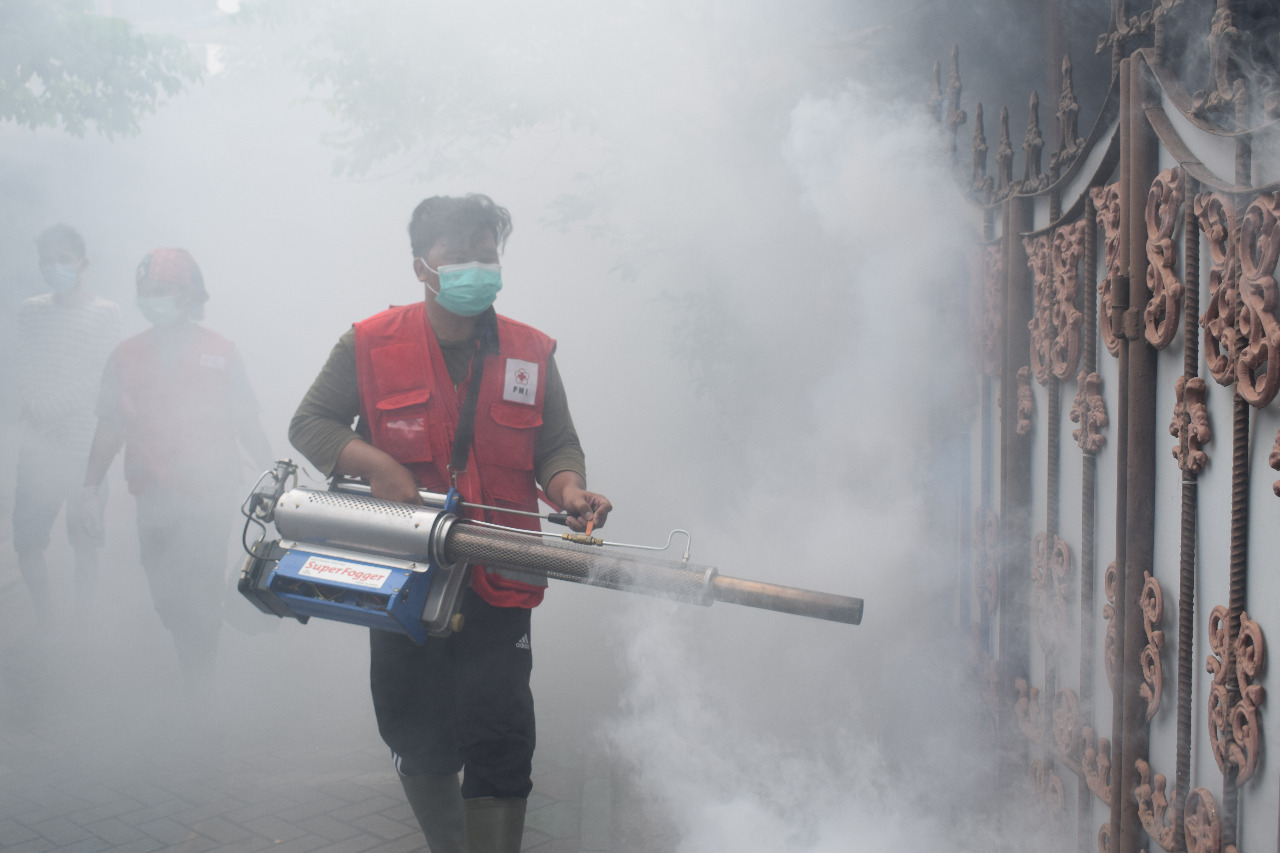 Petugas PMI Kota Tangerang saat melakukan penyemprotan fogging di rumah-rumah warga di wilayah Perumahan Bugel Mas, Kecamatan Karawaci, Kota Tangerang, Selasa (9/3/2021).
