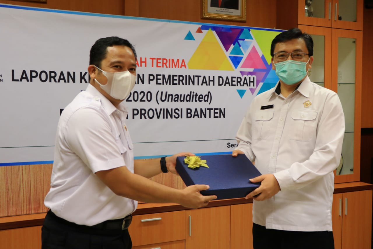 Wali Kota Tangerang Arief R Wismansyah saat menandatangani berita acara LKPD tahun anggaran 2020 pada Badan Pemeriksa Keuangan (BPK) Republik Indonesia Perwakilan Provinsi Banten di Serang, Rabu (10/3/2021).