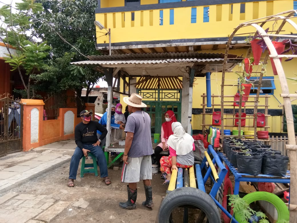 Kegiatan pembangunan kampung tematik oleh warga setempat di Kota Tangerang, Jumat (12/3/2021).