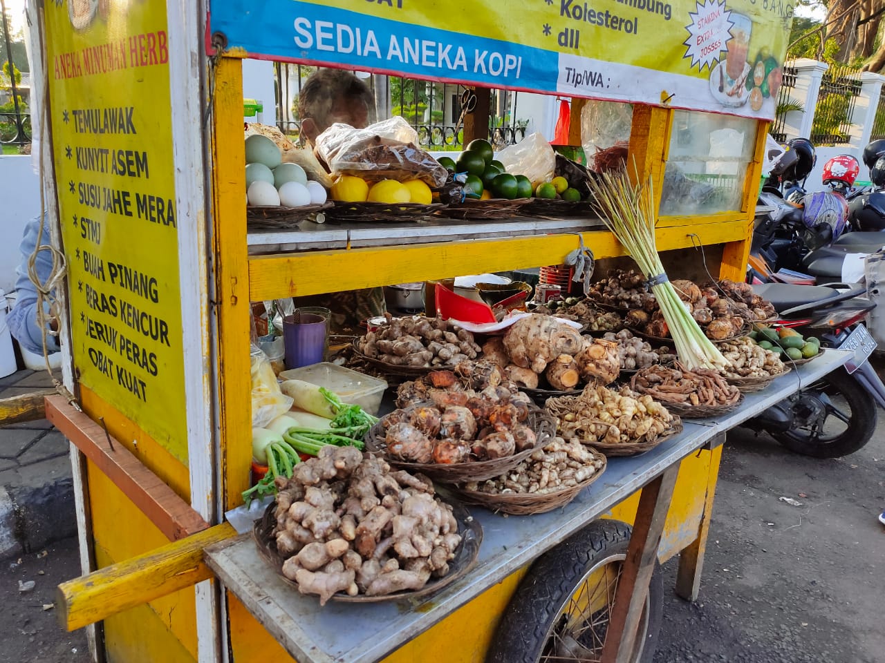 Bahan-bahan yang akan di olah untuk berbagai jenis minuman herbal yang berlokasi di depan Aula Pendopo Tangerang, dekat dengan gapura Kawasan Pasar Lama, Kota Tangerang.