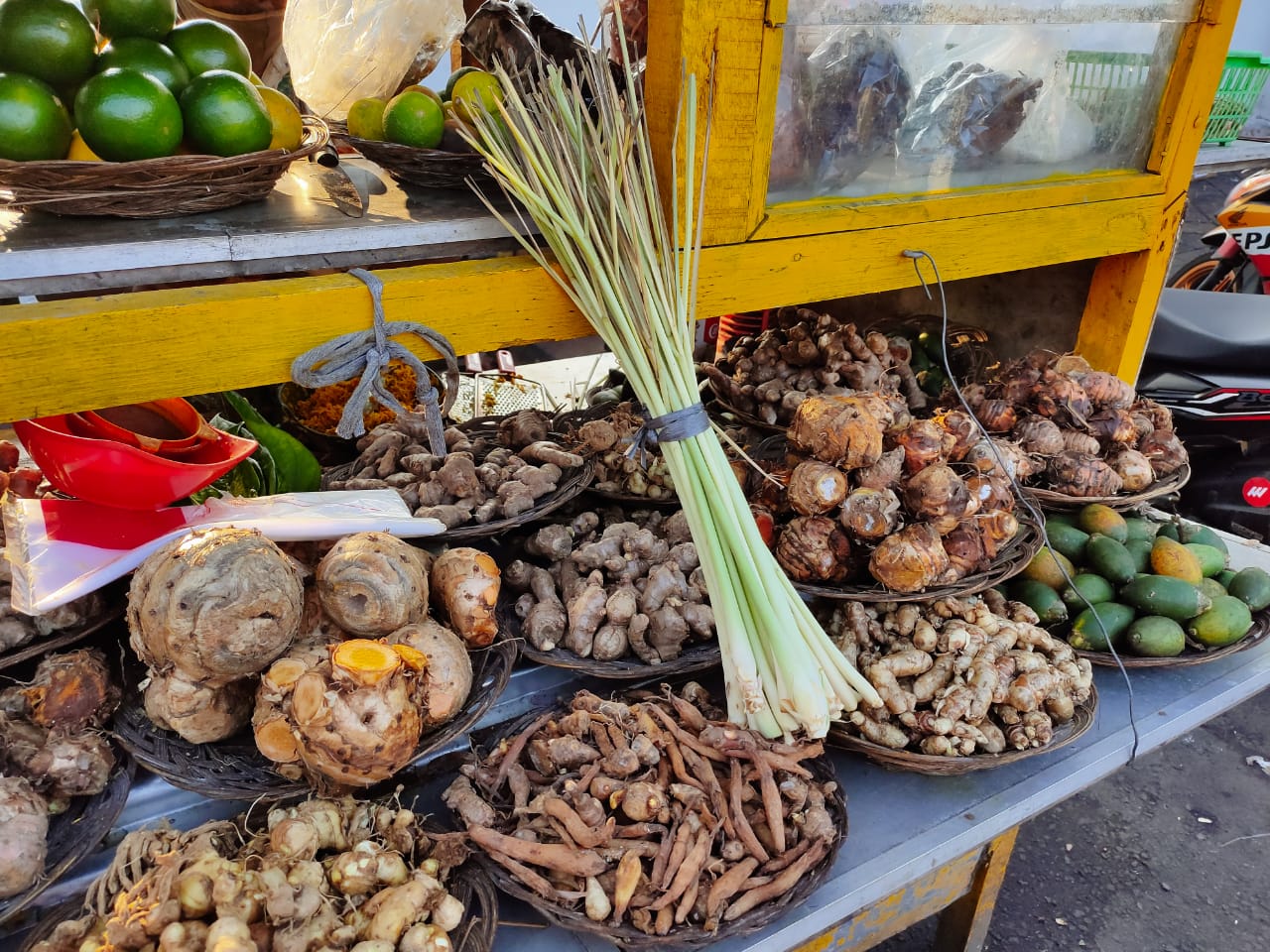 Bahan-bahan yang akan di olah untuk berbagai jenis minuman herbal yang berlokasi di depan Aula Pendopo Tangerang, dekat dengan gapura Kawasan Pasar Lama, Kota Tangerang.