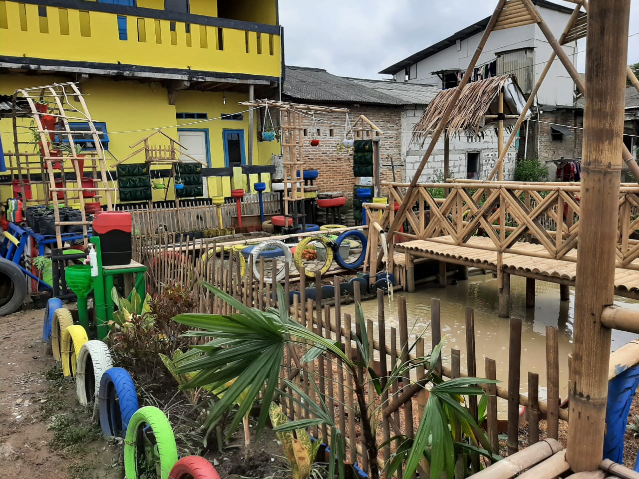 Kegiatan pembangunan kampung tematik oleh warga setempat di Kota Tangerang, Jumat (12/3/2021).