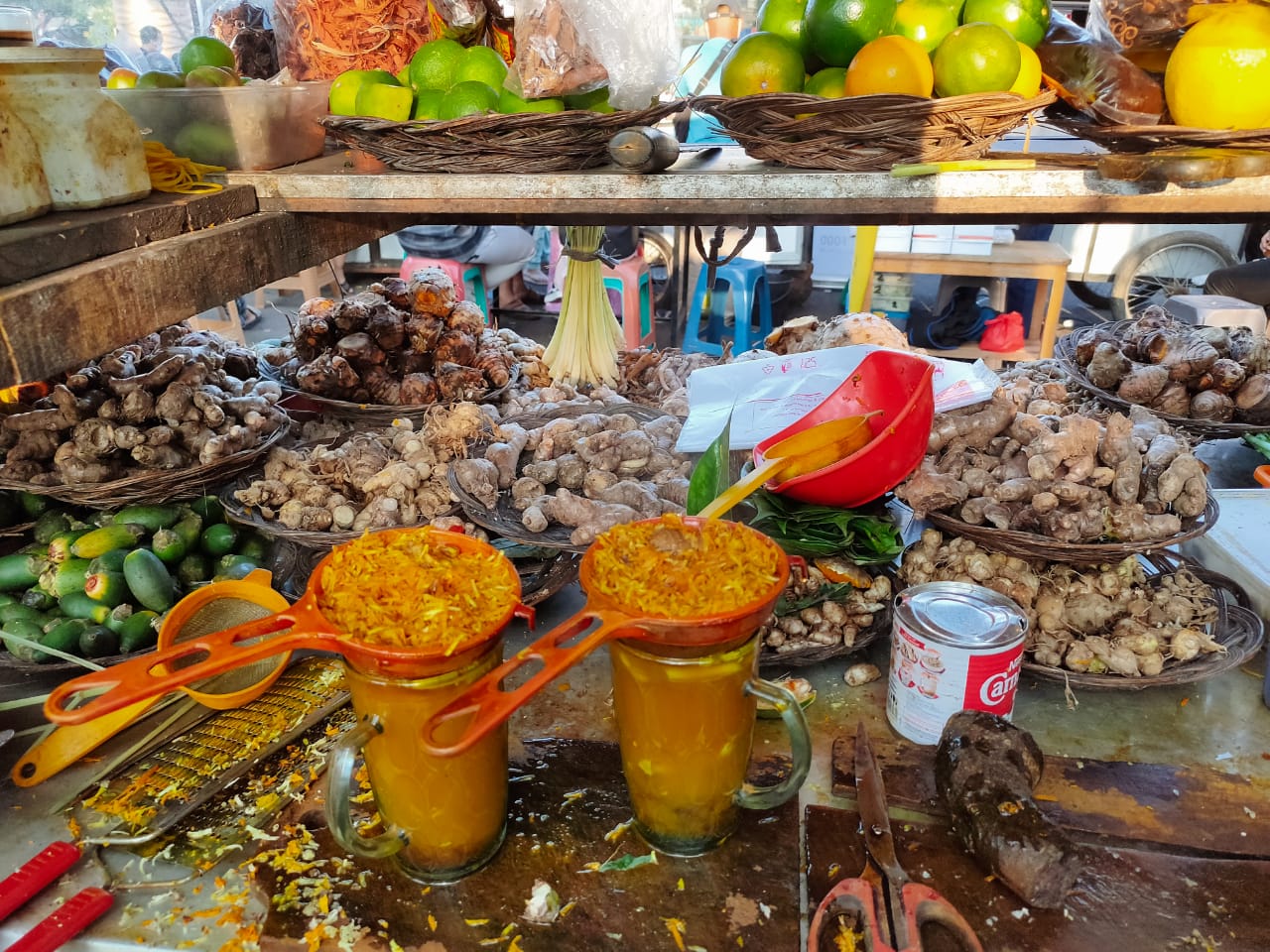 Bahan-bahan yang akan di olah untuk berbagai jenis minuman herbal yang berlokasi di depan Aula Pendopo Tangerang, dekat dengan gapura Kawasan Pasar Lama, Kota Tangerang.