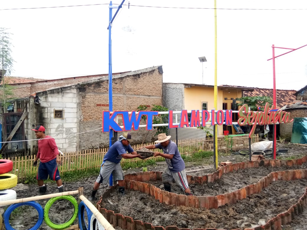 Kegiatan pembangunan kampung tematik oleh warga setempat di Kota Tangerang, Jumat (12/3/2021).