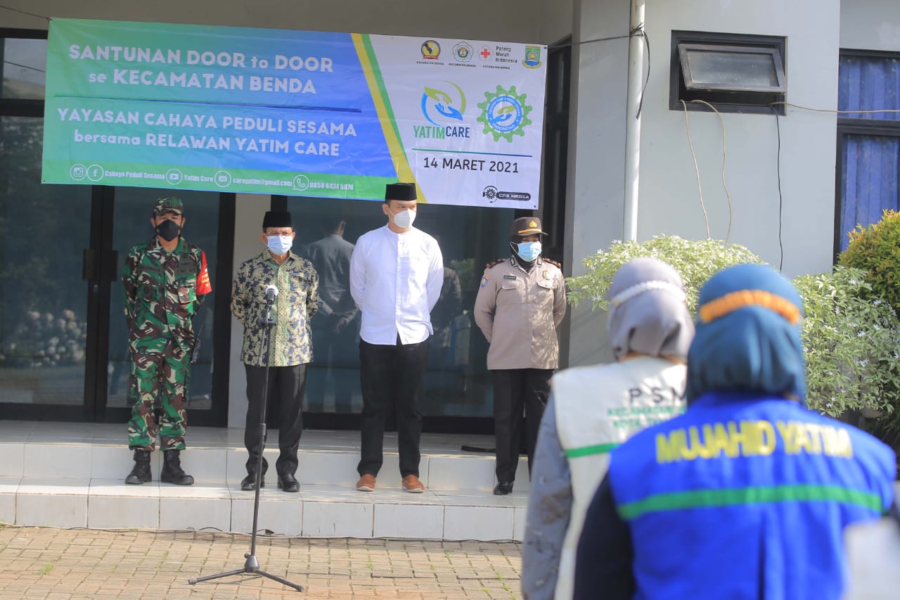 Wakil Wali Kota Tangerang Sachrudin didampingi oleh Camat Benda Achmad Suhaely hadir dalam acara penyematan rompi serta pelepasan relawan pada, Minggu (14/3/2021).