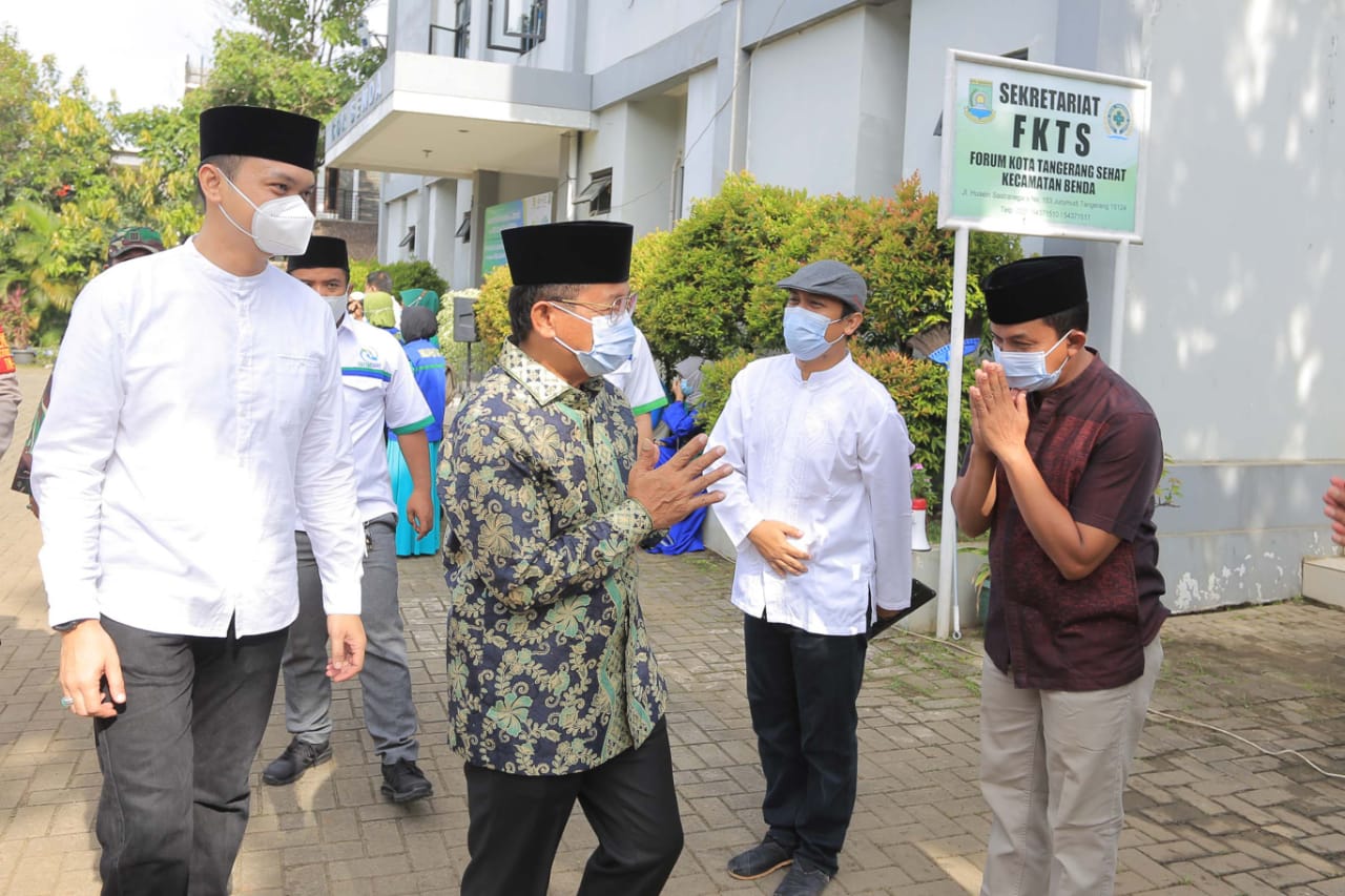 Wakil Wali Kota Tangerang Sachrudin didampingi oleh Camat Benda Achmad Suhaely hadir dalam acara penyematan rompi serta pelepasan relawan pada, Minggu (14/3/2021).