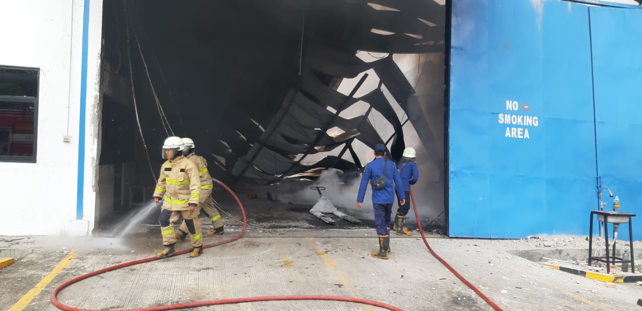 Petugas pemadam kebakaran berusaha memadamkan kobaran api area pabrik penghasil stytyrofoam di kawasan Cikupa, Kabupaten Tangerang, Senin (15/3/2021) siang.