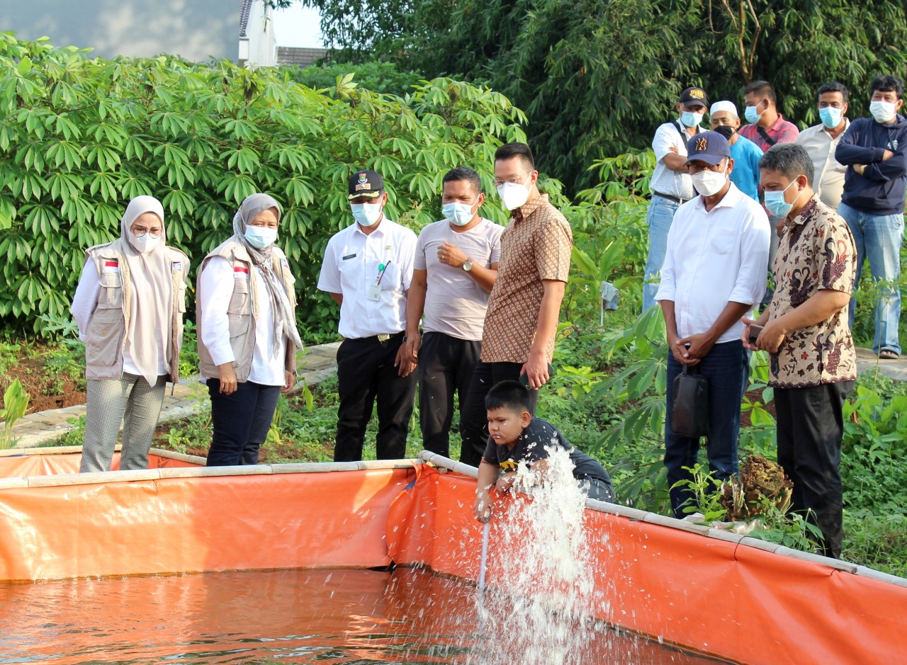 CEO PT Lippo Karawaci Tbk John Riady yang juga menjabat Presiden Komisaris PT Siloam Hospitals Tbk, dan Camat Kelapa Dua Tangerang Prima Saras Puspa meninjau lahan produktif di Kelurahan Bojong Nangka, Kabupaten Tangerang, beberapa waktu lalu.
