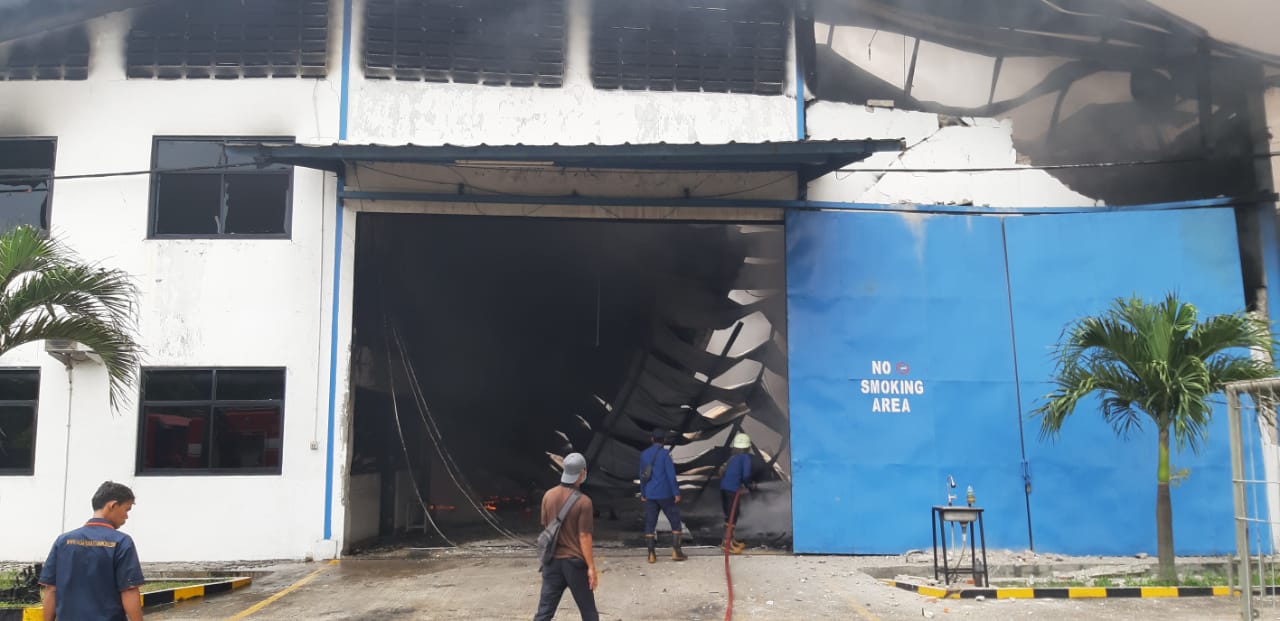 	Petugas pemadam kebakaran berusaha memadamkan kobaran api area pabrik penghasil stytyrofoam di kawasan Cikupa, Kabupaten Tangerang, Senin (15/3/2021) siang.