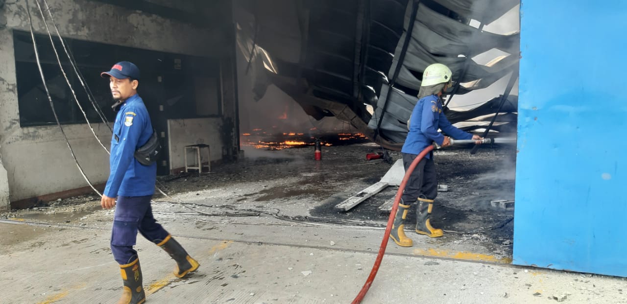 Petugas pemadam kebakaran berusaha memadamkan kobaran api area pabrik penghasil stytyrofoam di kawasan Cikupa, Kabupaten Tangerang, Senin (15/3/2021) siang.