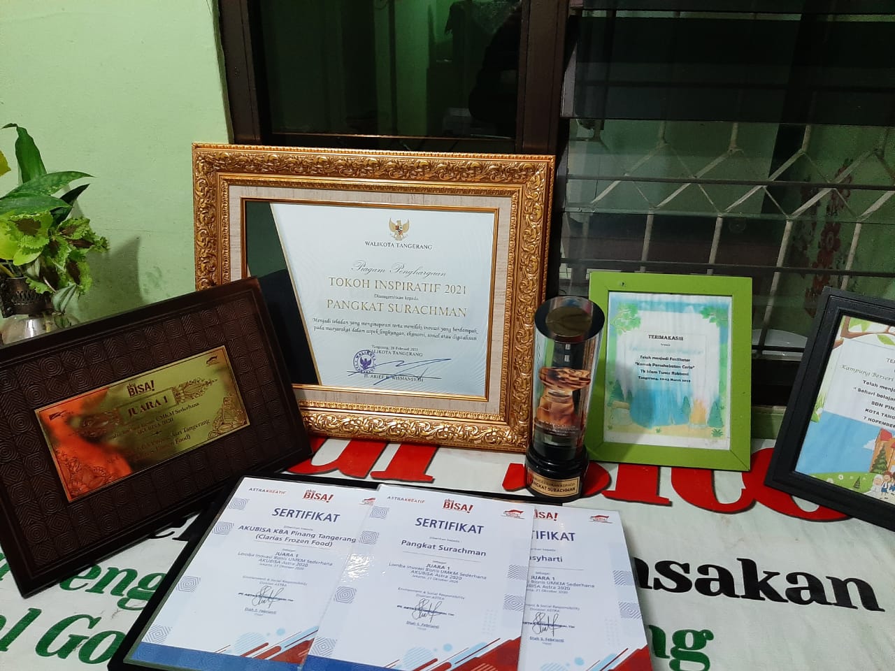 Piagam Penghargaan dari Wali Kota sebagai Tokoh Inspiratif 2021 dan penghargaan lainya di Jalan Flamboyan, Kecamatan Pinang, Kota Tangerang, Selasa (16/3/2021).