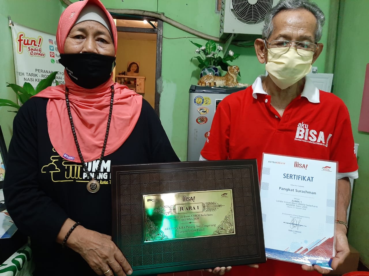 	Surachman dan Susyharti sepasang suami istri saat memegang Piagam Penghargaan dari Wali Kota sebagai Tokoh Inspiratif 2021 di Jalan Flamboyan, Kecamatan Pinang, Kota Tangerang, Selasa (16/3/2021).