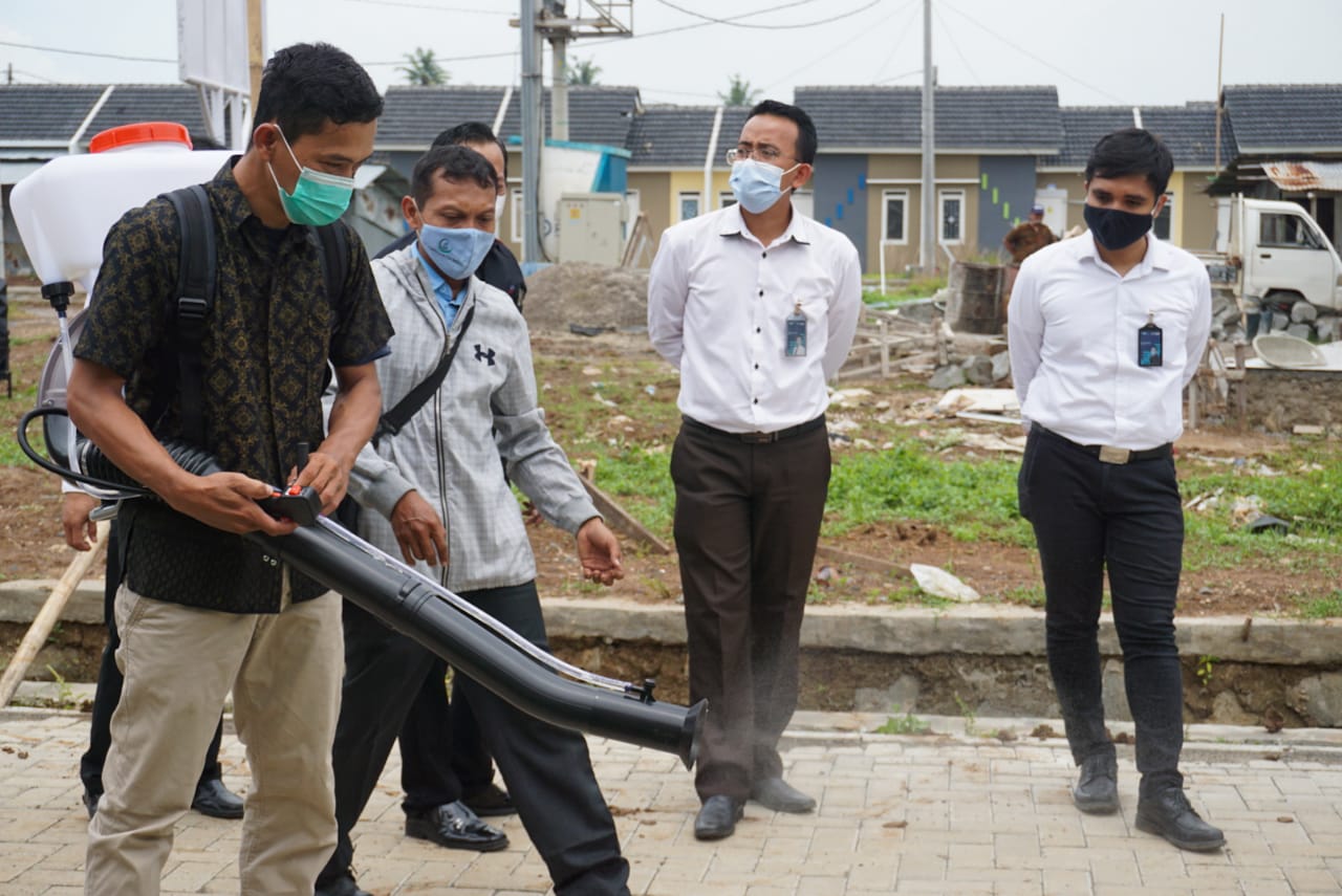 Warga mencoba mengoperasikan mesin fogging disinfektan pemberian Bank BTN, di Perumahan Granada Rajeg City, Kecamatan Rajeg, Kabupaten Tangerang, Senin (15/3/2021).