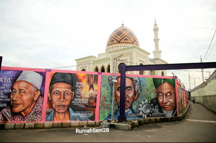 Seniman yang melukis di tembok kampung-kampung tematik yang ada di Kota Tangerang.