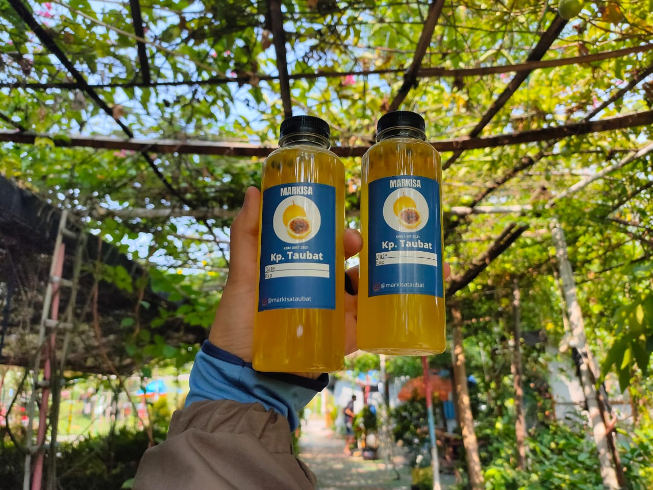 Minuman jenih buah-buahan yaitu markisa berada di Kampung Taubat yang berlokasi di RW02, Kelurahan Selapanjang jaya, Kecamatan Neglasari, kota Tangerang, Kamis (18/3/2021).