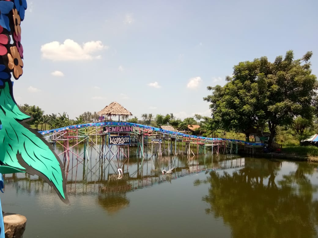 Wisata taman bunga matahari yang berlokasi di Kampung Pisangan, Desa Kayu Agung, Kecamatan Sepatan, Kabupaten Tangerang.