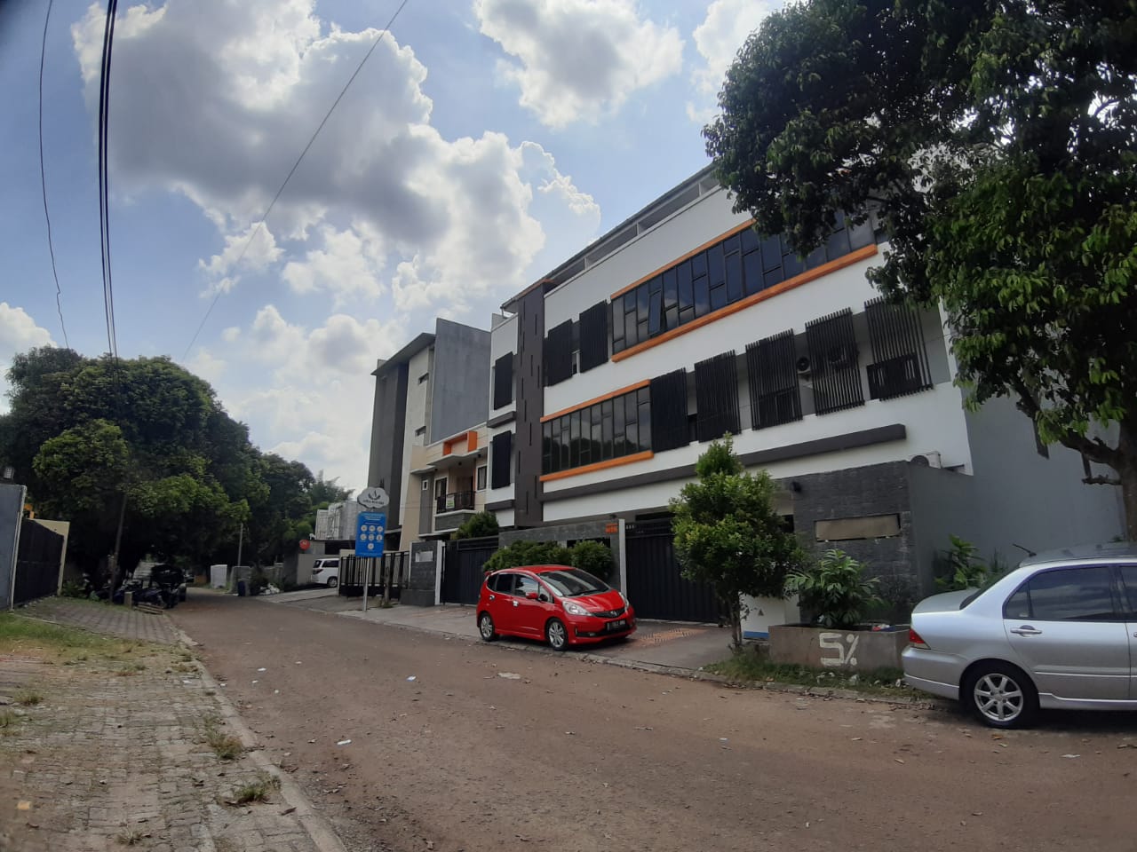 Tempat penginapan harian yang berlokasi di kawasan perumahan mewah Anggrek Loka, Serpong, Tangerang Selatan, Senin (22/3/2021).