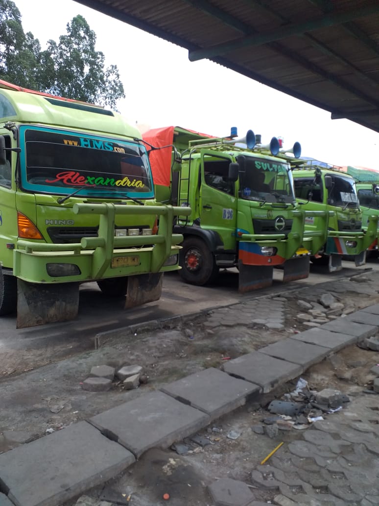 Empat unit truk yang melanggar jam operasional, Senin (23/3/2021).