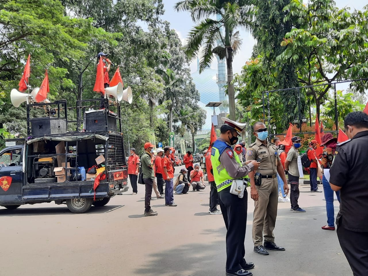 Sejumlah buruh melakukan aksi demo di depan Kantor Pusat Pemerintah Kota Tangerang, Kamis, (25/3/21) siang.
