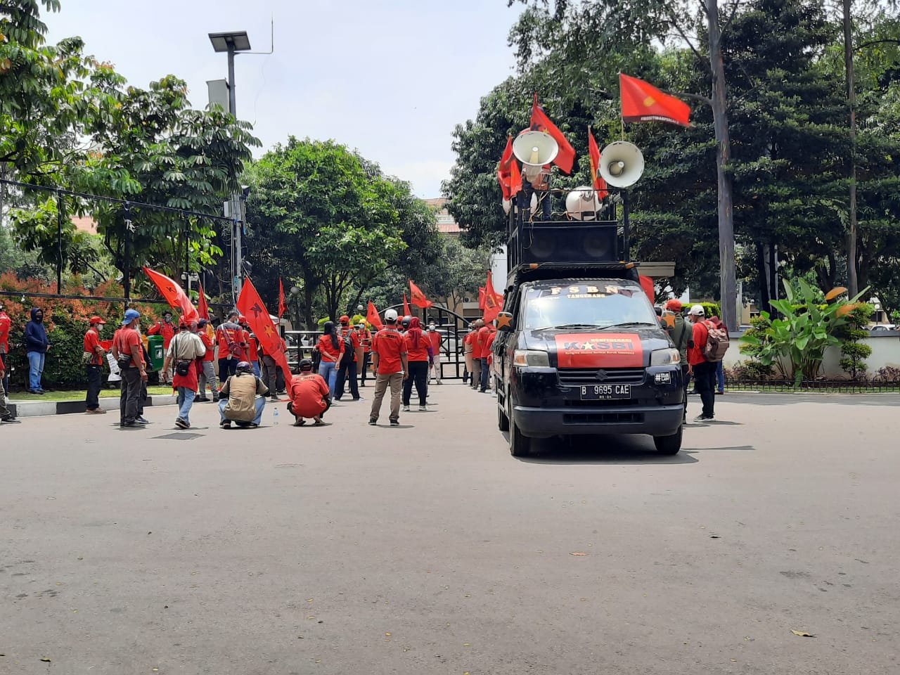Sejumlah buruh melakukan aksi demo di depan Kantor Pusat Pemerintah Kota Tangerang, Kamis, (25/3/21) siang.