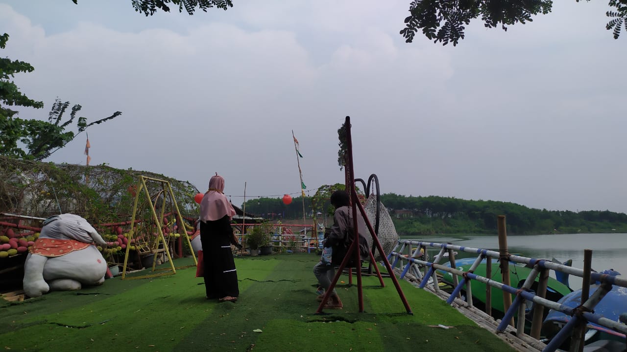 Situ Cilongok destinasi wisata yang berlokasi di Kecamatan Pasar Kemis, Kabupaten Tangerang.