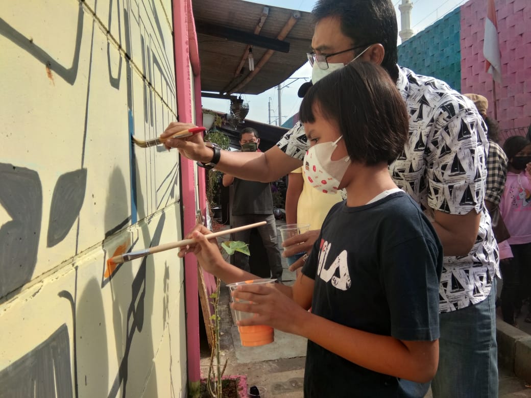 Anak-anak Warga Kampung Pink, Tanah Tinggi, Kota Tangerang saat mengadakan lomba melukis, Minggu (28/3/2021).