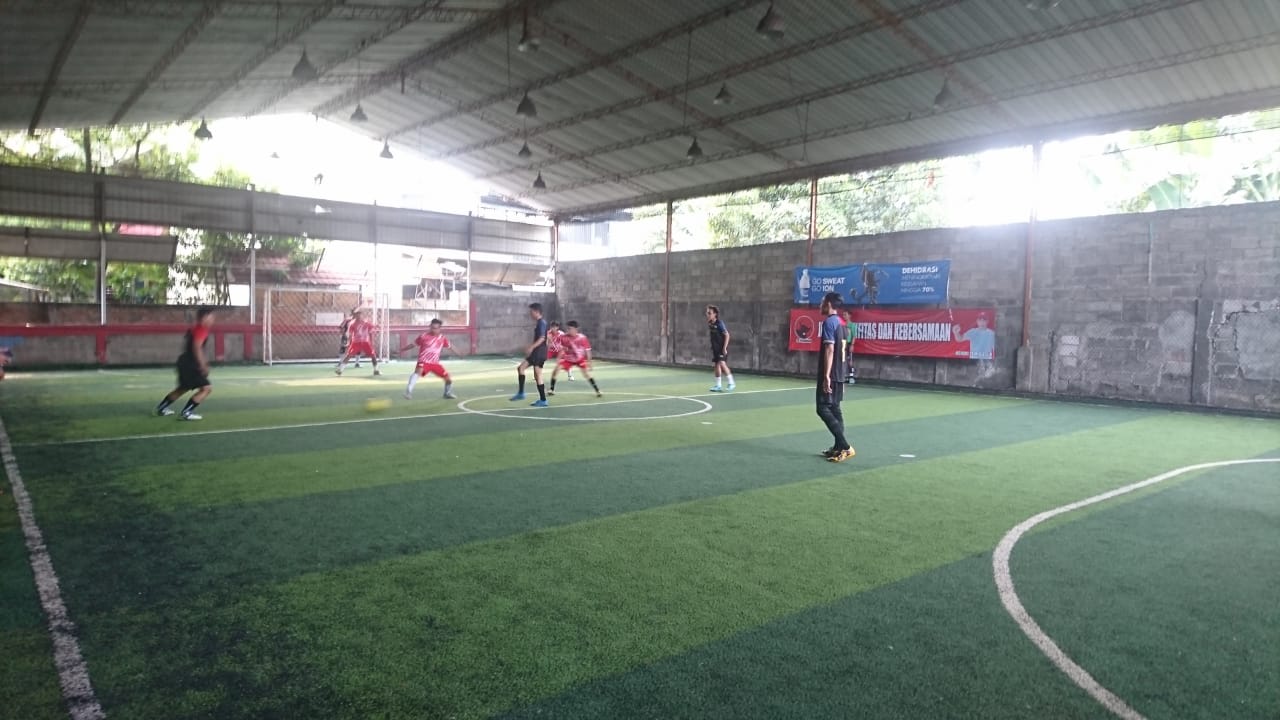 Sejumlah pemain futsal saat bertanding ajang competition Kota Tangerang, Minggu (28/3/2021).