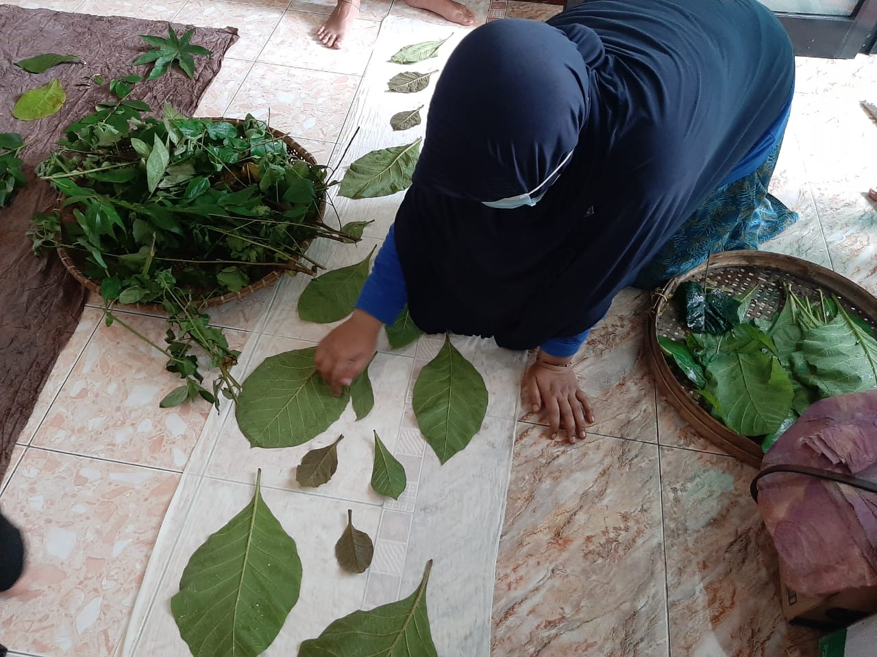 	Proses pembuatan kerajinan batik ecoprint.