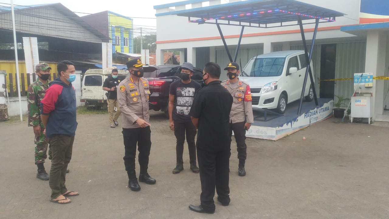 Sejumlah Anggota kepolisian saat memeriksa tempat kejadian di depan Kantor Bank BRI unit Kukun, Kecamatan Rajeg, Kabupaten Tangerang, Selasa (30/3/2021) dini hari.