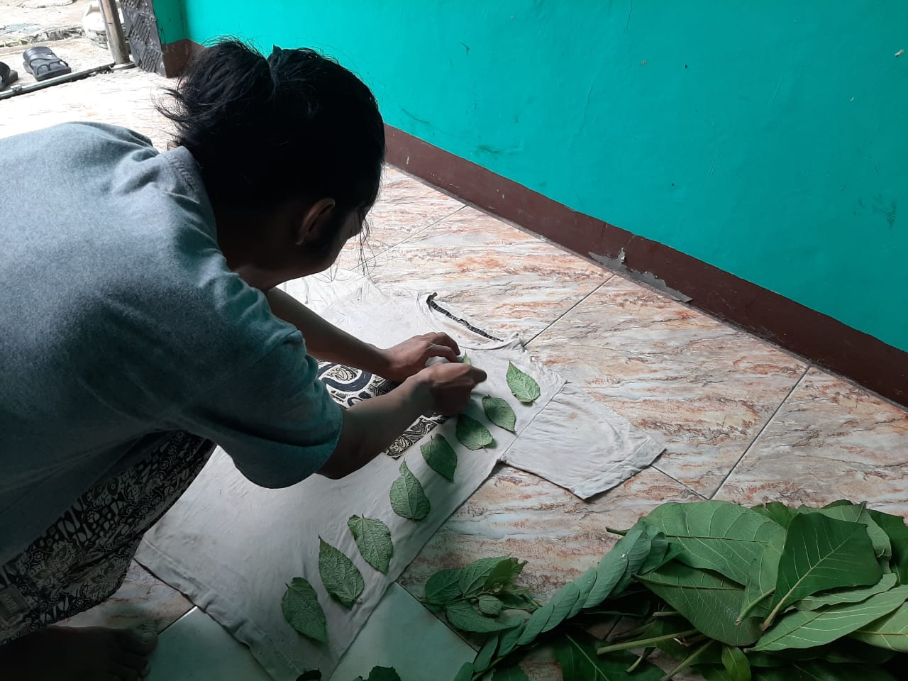 Proses pembuatan kerajinan batik ecoprint.