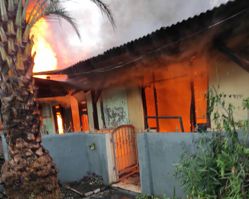 Tampak rumah yang terbakar terjadi di Asrama Polisi Pasar Baru, Kecamatan Karawaci, Kota Tangerang, Jumat (2/4/2021).