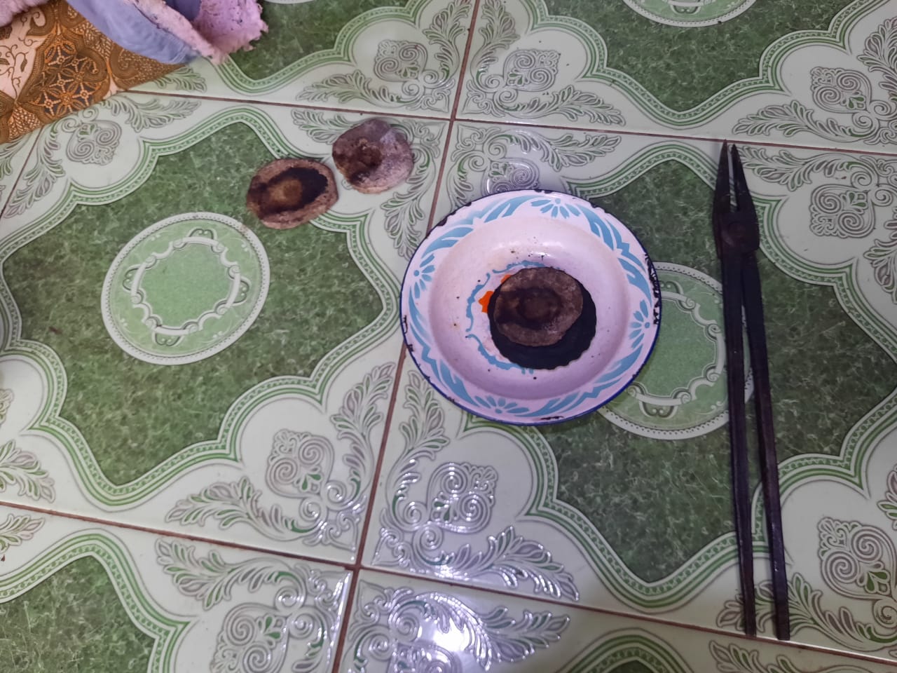 Alat yang dipergunakan untuk pengobatan secara tradisional yang berlokasi di Gang Jengkol, Kampung Dukuh, Kecamatan Sepatan, Kabupaten Tangerang, Jumat (2/4/2021).