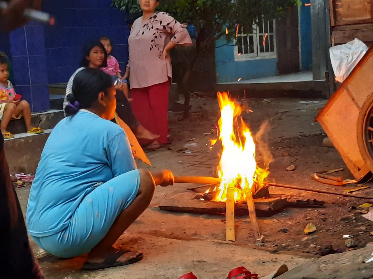 Proses kegiatan pengobatan secara tradisional yang berlokasi di Gang Jengkol, Kampung Dukuh, Kecamatan Sepatan, Kabupaten Tangerang, Jumat (2/4/2021).