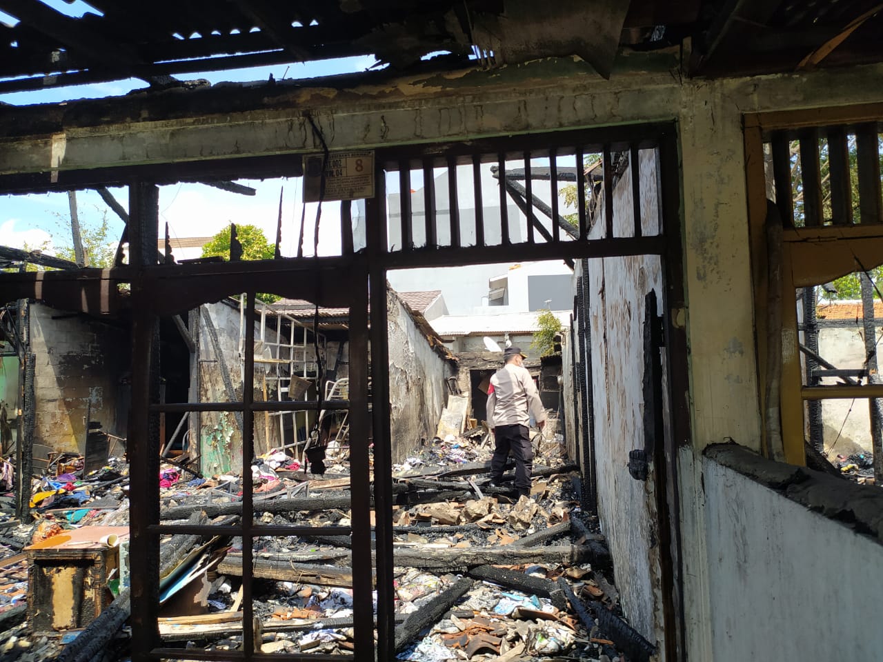 Tampak rumah yang terbakar terjadi di Asrama Polisi Pasar Baru, Kecamatan Karawaci, Kota Tangerang, Jumat (2/4/2021).