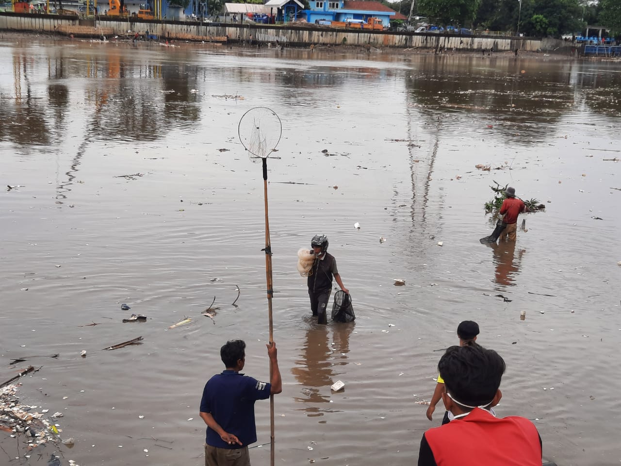 Kegiatan warga setempat mengambil ikan di sekitar pinggiran Pintu Air 10, Kota Tangerang.