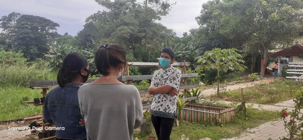 Belasan pekerja seks komersial (PSK) saat melaksanakan sholat di Rumah Singgah Dinsos Kota Tangerang, Senin (5/4/2021).